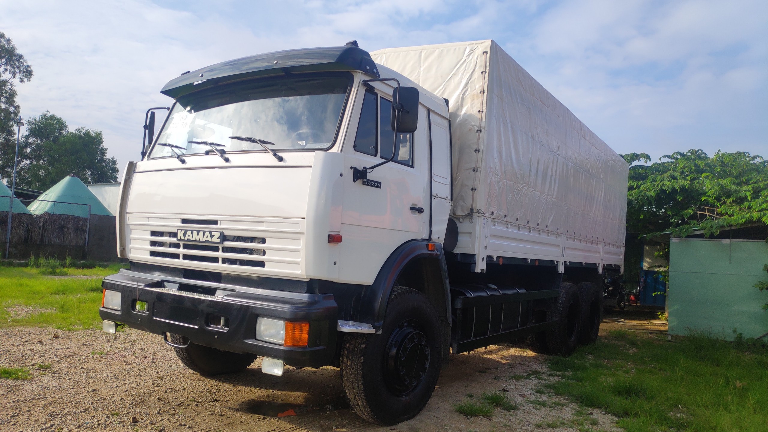 xe tải kamaz 3 chân